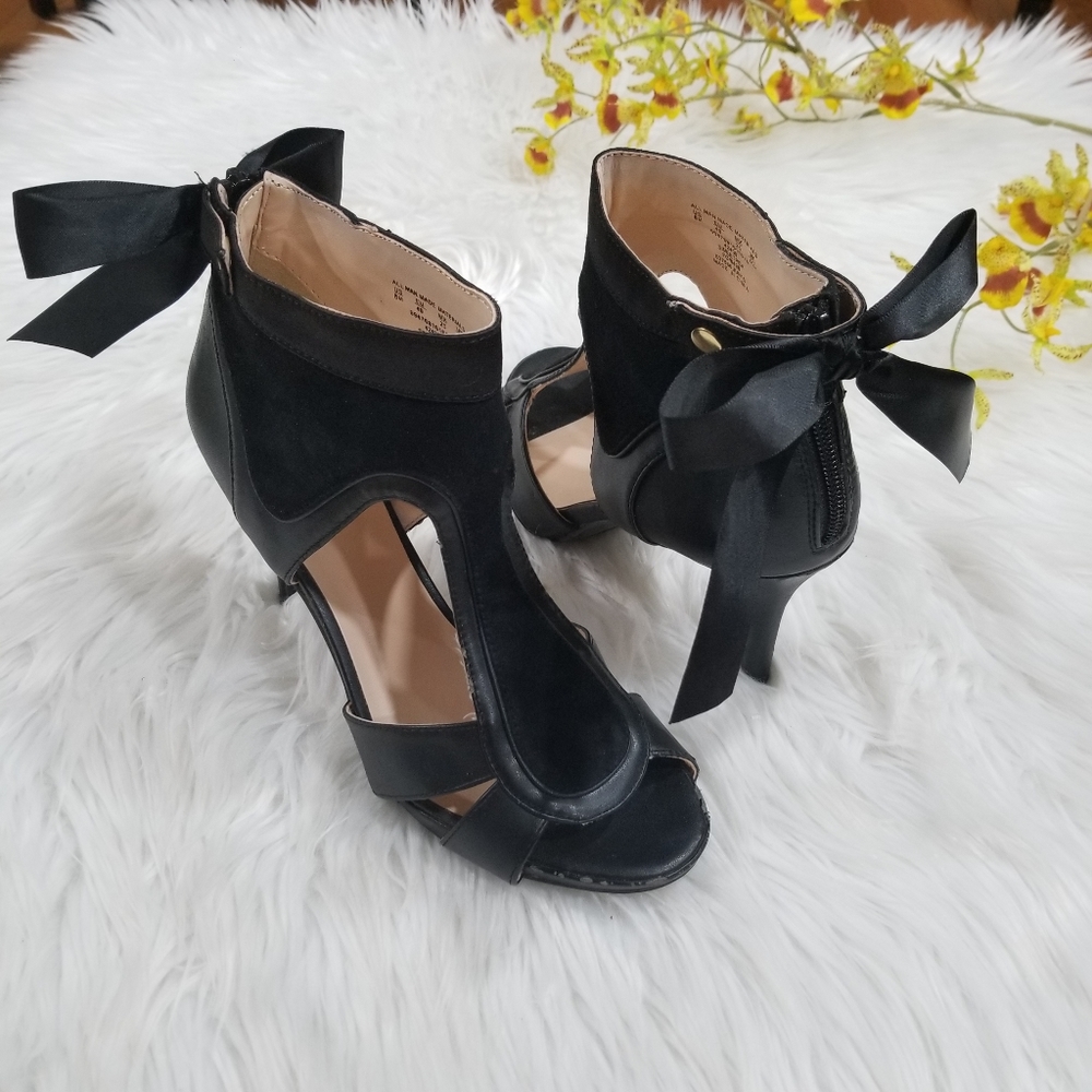 METAPHOR Open Toe Bow Heels Cut On The Black Sides, SIZE 8M, Zipper closure.